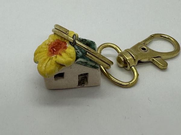 SERAMİK ÇİÇEK ÇATILI EV ANAHTARLIK - Image 1