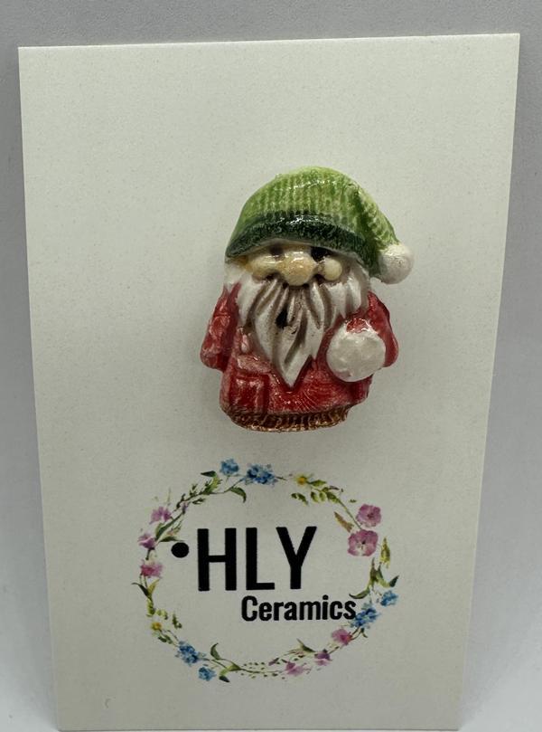 Yeşil Bereli Cüce – El Yapımı Seramik Yaka İğnesi - Image 1