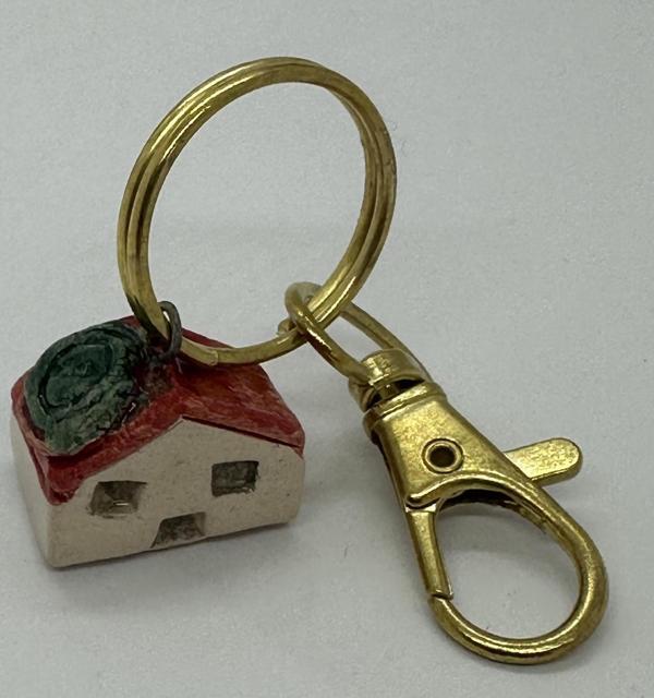 SERAMİK ÇİÇEK ÇATILI KIRMIZI EV ANAHTARLIK - Image 1