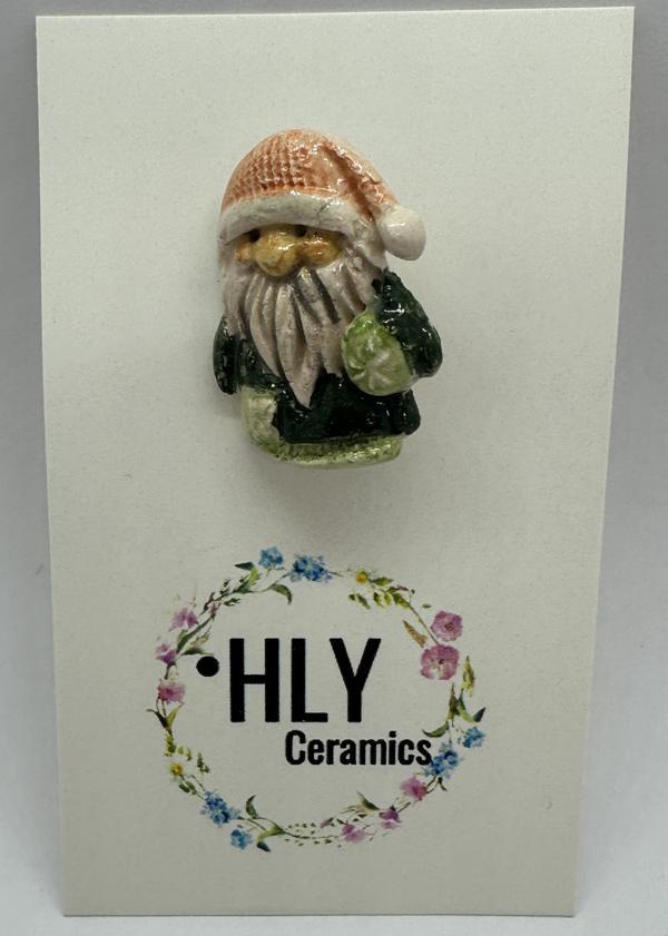 Turuncu Bereli Cüce – El Yapımı Seramik Yaka İğnesi - Image 1