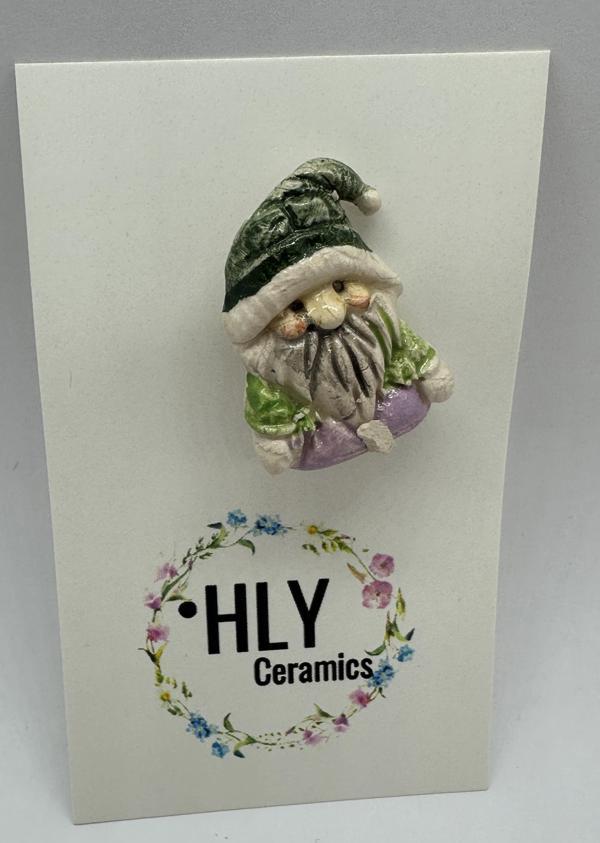 Yeşil Şapkalı Cüce – El Yapımı Seramik Yaka İğnesi - Image 1