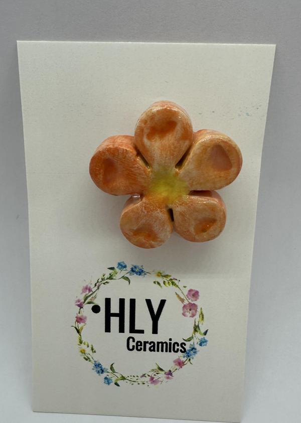 Turuncu Çiçek – El Yapımı Seramik Yaka İğnesi - Image 1