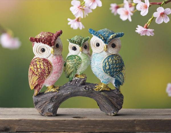 Lüks İşlemeli Canlı Renkli Dal Üzerinde 3'lü Baykuş Aile Heykeli Dekoratif Biblo Ev & Ofis Hediyesi - Image 1