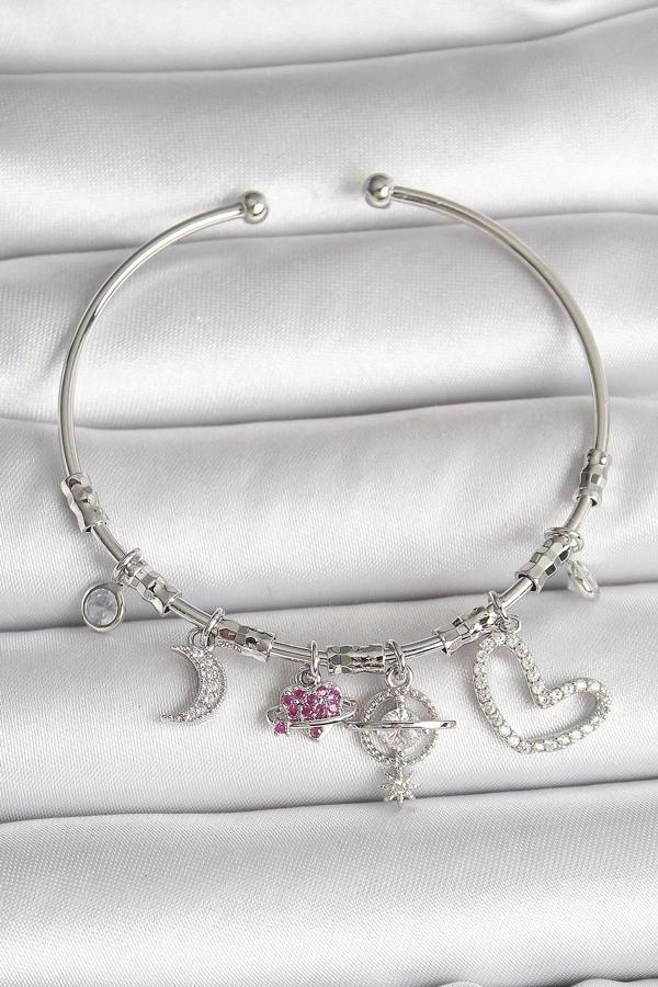 BFS Pirinç Gümüş Renk Sallantı Zirkon Taşlı Gezegen Figür Kalp Detay Charm Kadın Bileklik - Image 1