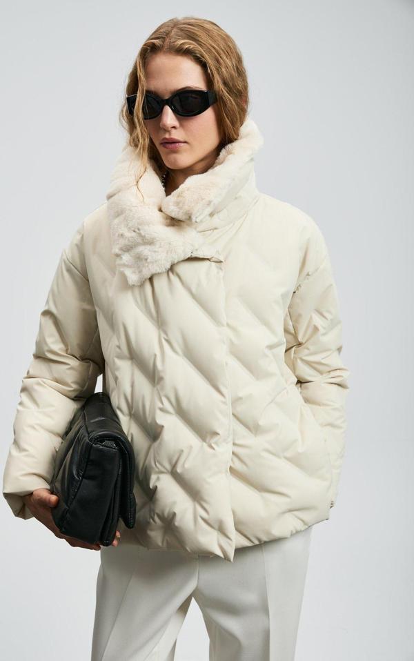 Lufian Kapitoneli Regular Fit Tüylü Dik Yaka Şişme Bayan Mont 122120047 EKRU - Image 1