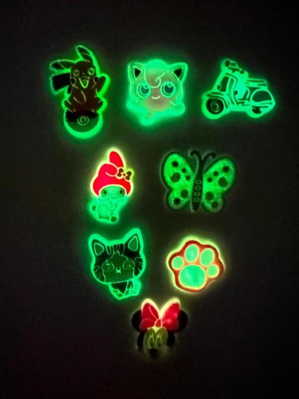 Buki'Nin Atölyesi Gece Parlayan Neon Terlik Süsü Jibbitz 8 Li Set Kedi Pati Pikachu Kelebek Motor My Melodi - Image 1