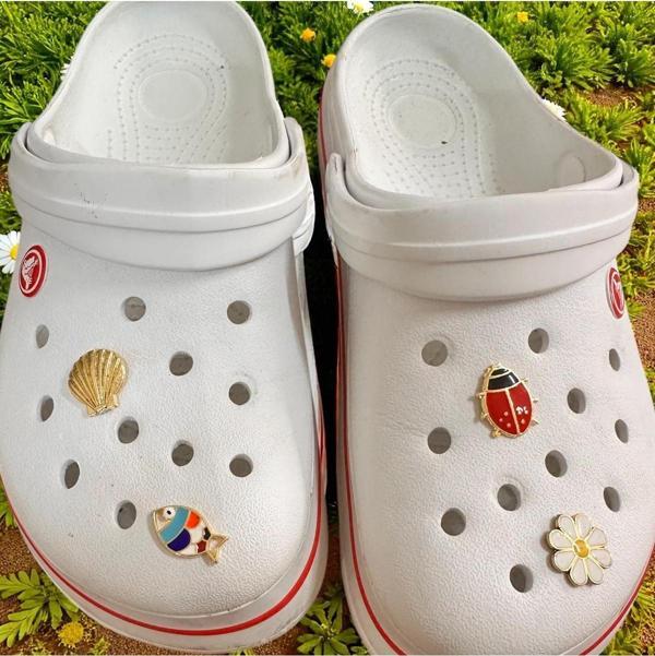 Buki'Nin Atölyesi Metal Terlik Süsü Jibbitz / Charm / Süsü Klipsli 4 Lü Uğur Böceği Deniz Kabuğu Papatya Balık - Image 1