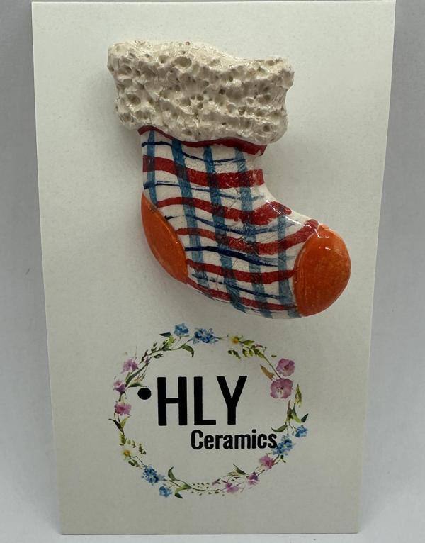 Renkli Çorap Şeklinde Seramik Yaka İğnesi - Image 1