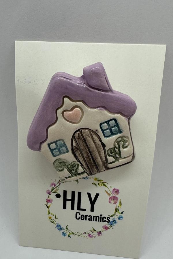 Mor Çatılı Ev – El Yapımı Seramik Yaka İğnesi / Broş - Image 1