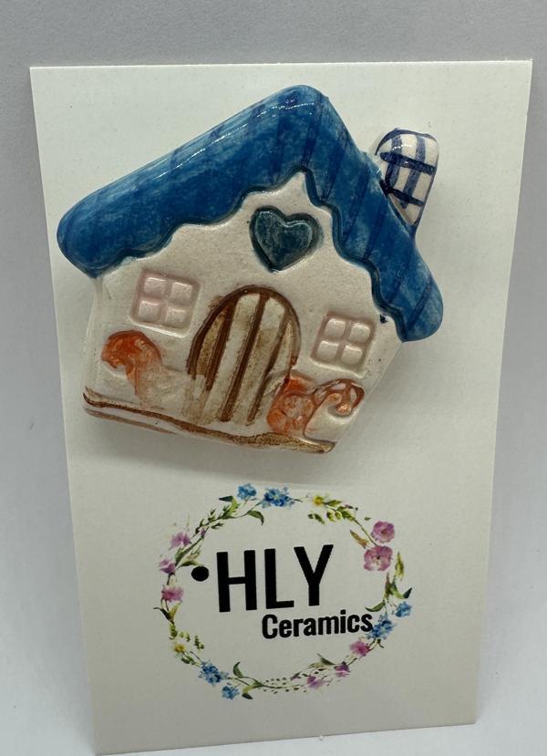 Mavi Çatılı Ev – El Yapımı Seramik Yaka İğnesi / Broş - Image 1