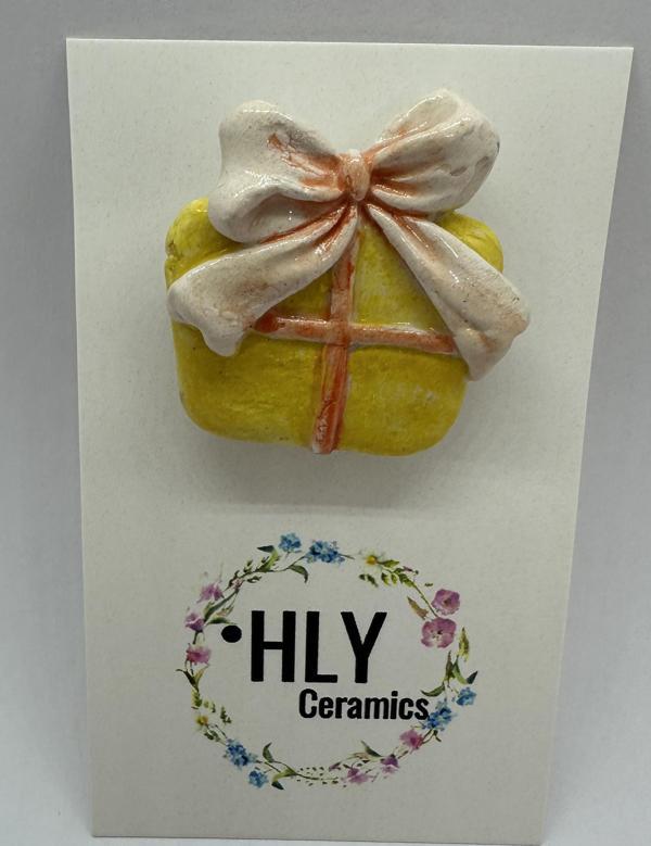 Sarı Hediye Paketi Formunda Seramik Yaka İğnesi / Broş - Image 1