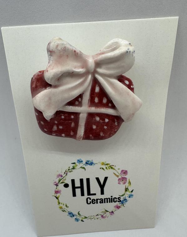 Kırmızı Hediye Paketi Formunda Seramik Yaka İğnesi / Broş - Image 1