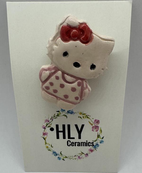 Pembe Puantiyeli Fiyonklu Kedi –  Seramik Yaka İğnesi / Broş - Image 1