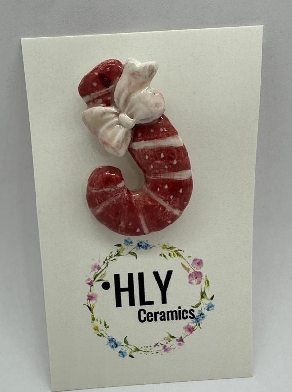 Kırmızı Fiyonklu Baston Formunda Seramik Yaka İğnesi / Broş - Image 1