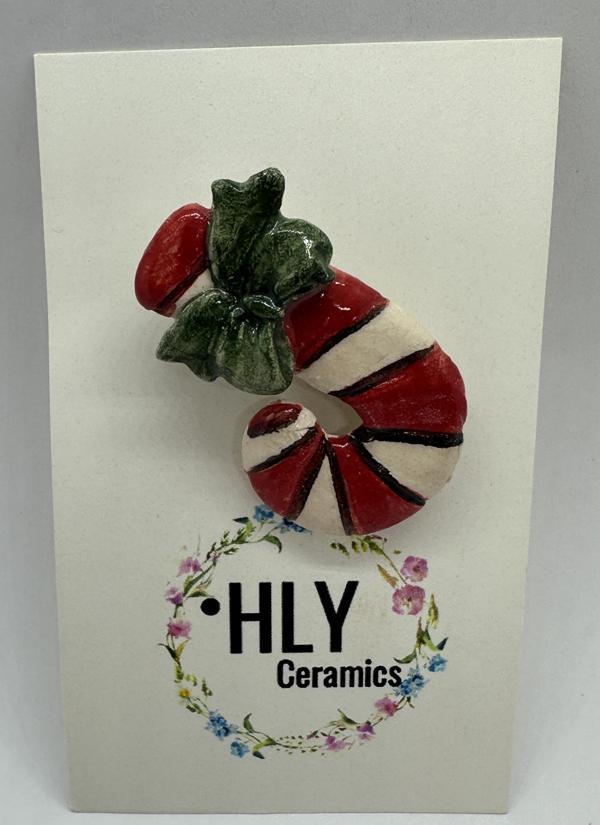 Kırmızı-Yeşil Kurdeleli Baston – El Yapımı Seramik Yaka İğnesi / Broş - Image 1