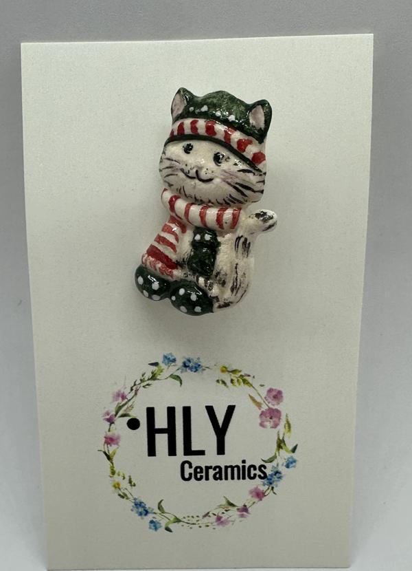 Yeşil-Beyaz Kedi – El Yapımı Seramik Yaka İğnesi / Broş / Şapka Süsü - Image 1