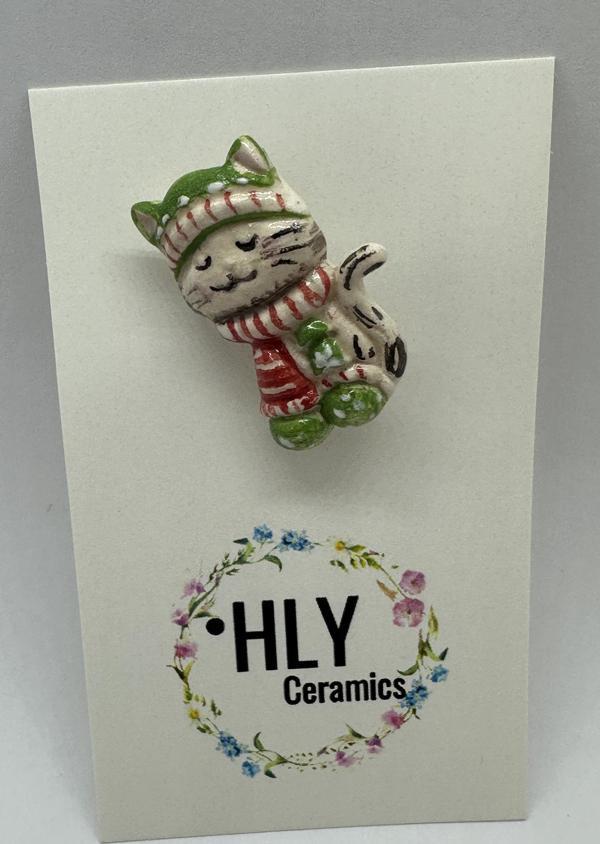 Yeşil-Kırmızı Kış Kedisi Formunda Seramik Yaka İğnesi / Broş / Şapka Süsü - Image 1