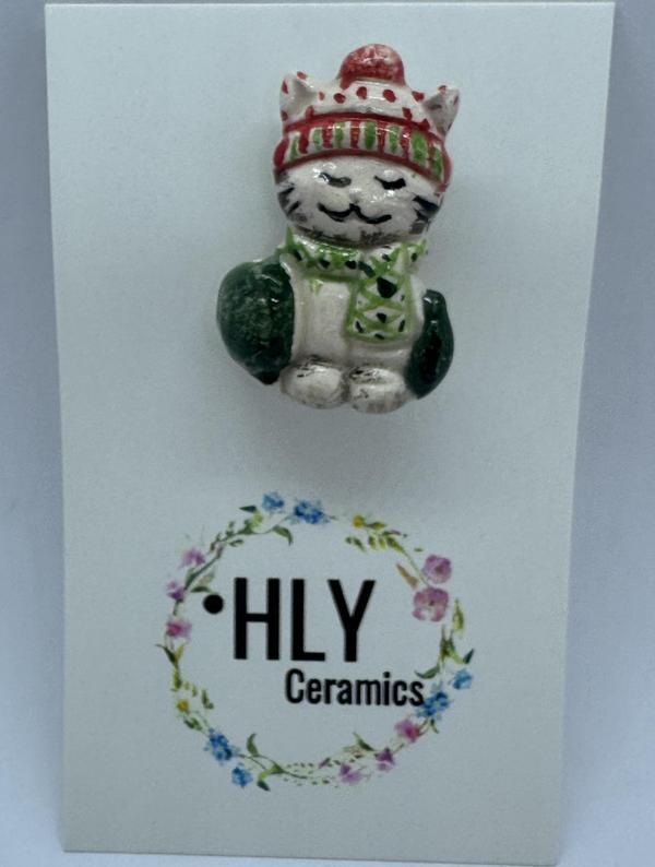 Kırmızı Bere ve Yeşil Atkılı Kedi Formunda Seramik Yaka İğnesi / Broş - Image 1