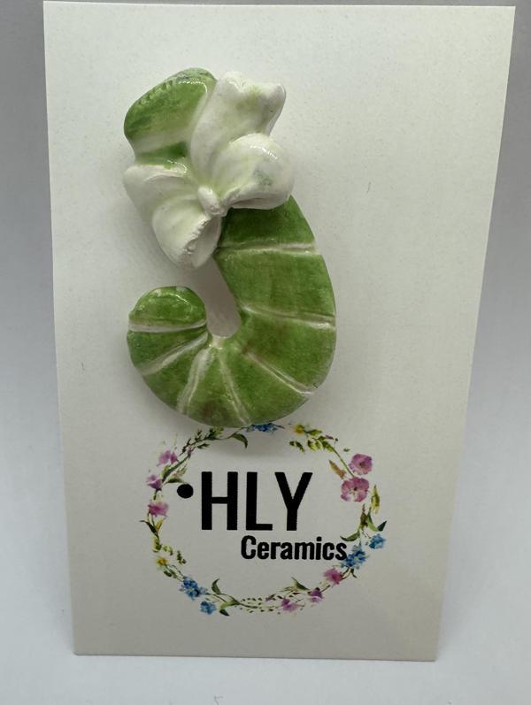 Yeşil Fiyonklu Baston Formunda Seramik Yaka İğnesi / Broş - Image 1