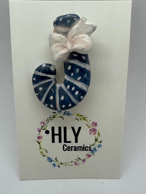 Lacivert Fiyonklu Baston Formunda  Seramik Yaka İğnesi / Broş - Image 1