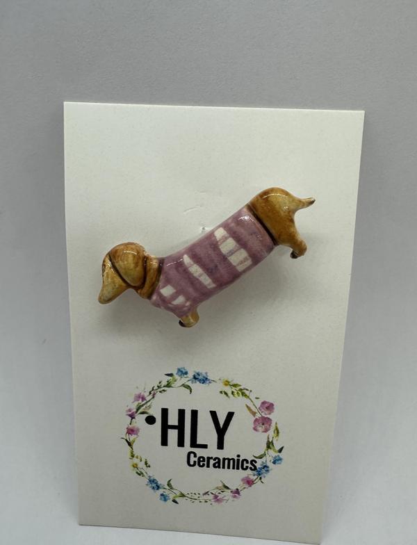 Pembe Kazaklı Köpek – El Yapımı Seramik Yaka İğnesi / Broş - Image 1