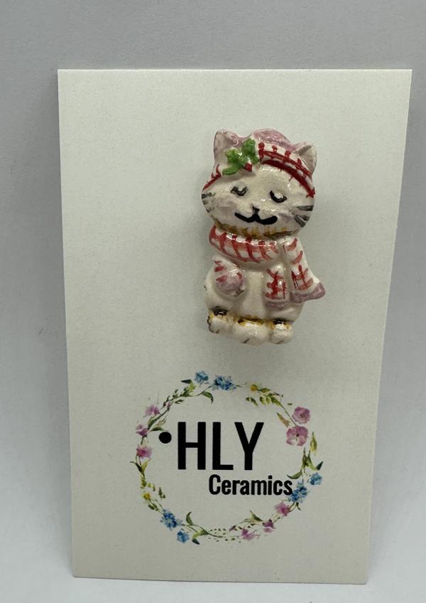 Kırmızı ve Beyaz Desenli Kış Kedisi Formunda Seramik Yaka İğnesi / Broş / Şapka Süsü - Image 1
