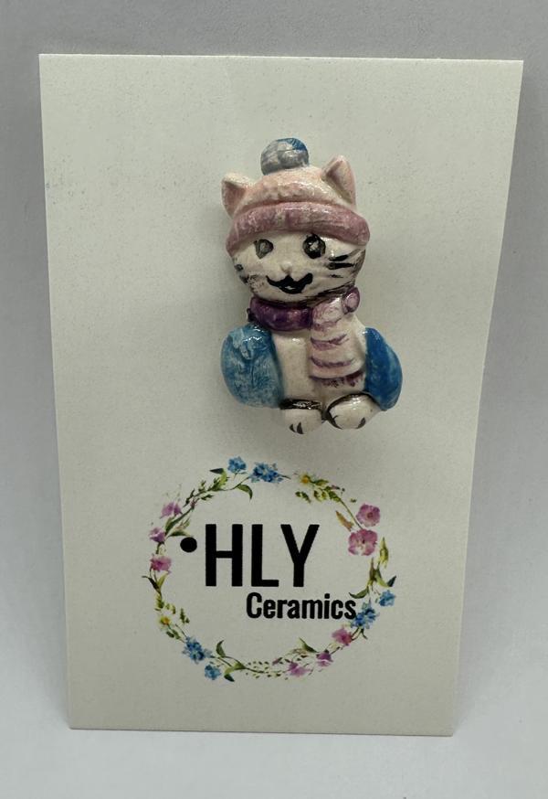 Mavi Mont ve Pembe Bere Takmış Kedi Formunda Seramik Yaka İğnesi / Broş / Şapka Süsü - Image 1