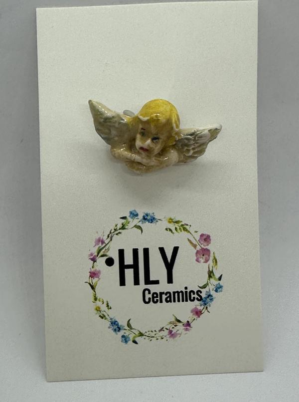 Küçük Melek – El Yapımı Seramik Yaka İğnesi / Broş - Image 1