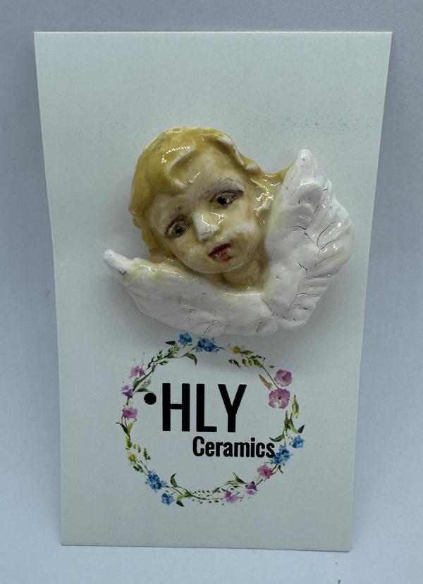 Altın Kanatlı Melek – El Yapımı Seramik Yaka İğnesi / Broş - Image 1