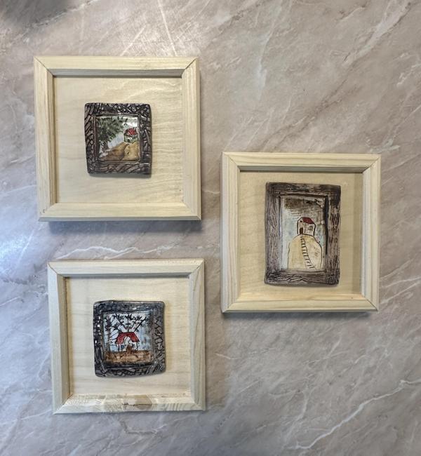 Ahşap Çerçeveli Eskitme Seramik Tablo Seti (3’lü) – Ev Serisi - Image 1