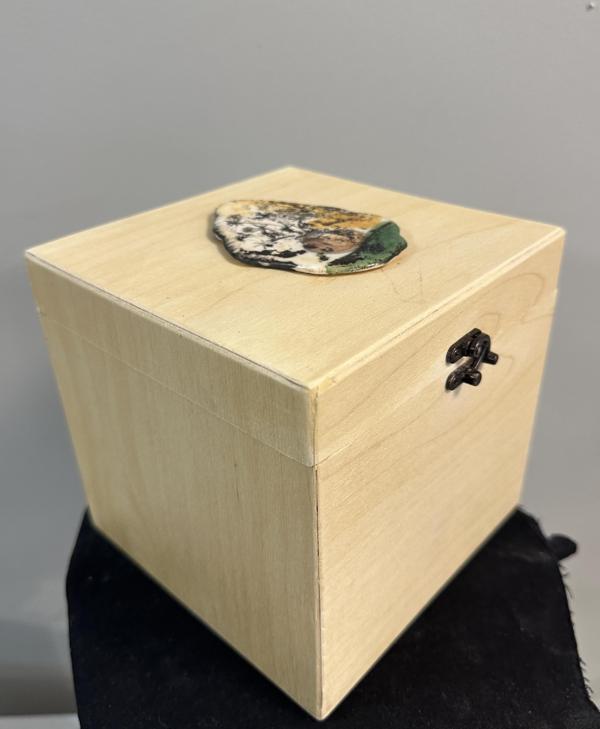 Amorf Serisi – El Yapımı Seramik Kapaklı Ahşap Kutu Yeşil, turuncu tonları - Image 1