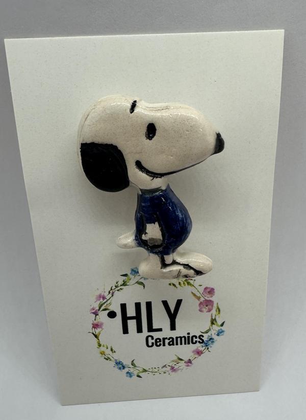 Köpek Figürlü Seramik Yaka İğnesi / Broş – Mavi Kazaklı - Image 1