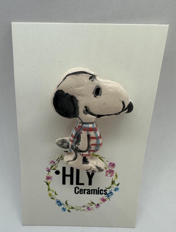 Köpek Figürlü Seramik Yaka İğnesi / Broş – Kareli Gömlekli - Image 1