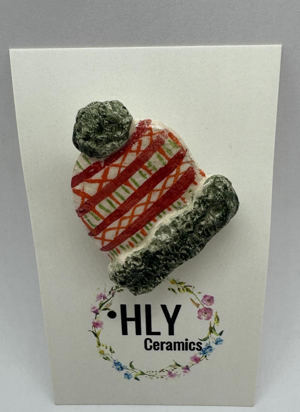 Kırmızı-Yeşil Desenli Bere Figürlü Seramik Yaka İğnesi / Broş - Image 1