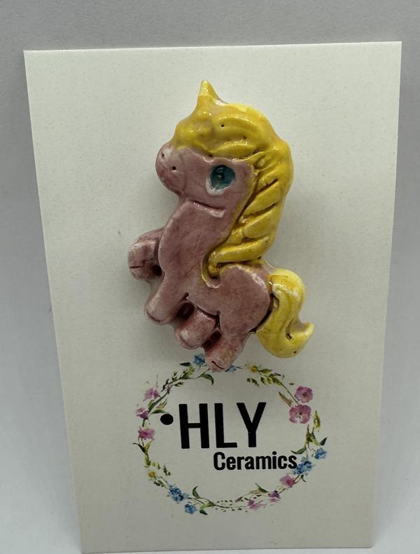 Pembe At Figürlü Seramik Yaka İğnesi / Broş – Pembe & Sarı - Image 1