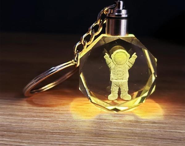 Büro Ev Ofis Hediyesi için Mutlu Astronot Motif Renk Değiştiren Anahtarlık - Image 1