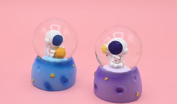 Büro Ev Ofis Dekoru için Tekli Işıklı Mini Şirin Astronot Kar Küresi - Image 1