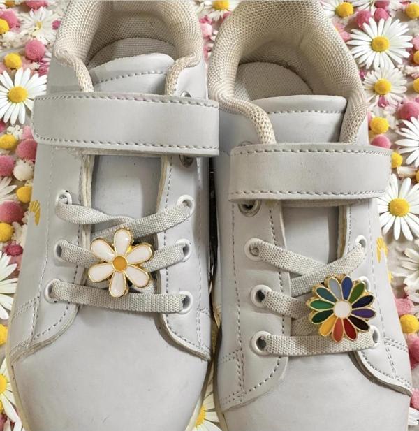 Buki'Nin Atölyesi Metal Spor Ayakkabı Bağcık Jibbitz / Süsü Klipsli 2 Li Papatya Renkli Çiçek - Image 1