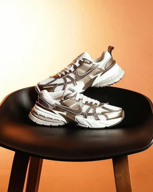 NİKE V2K RUN 'MİNK BROWN SUMMIT WHITE'-SPORTXOUTLET - Image 1