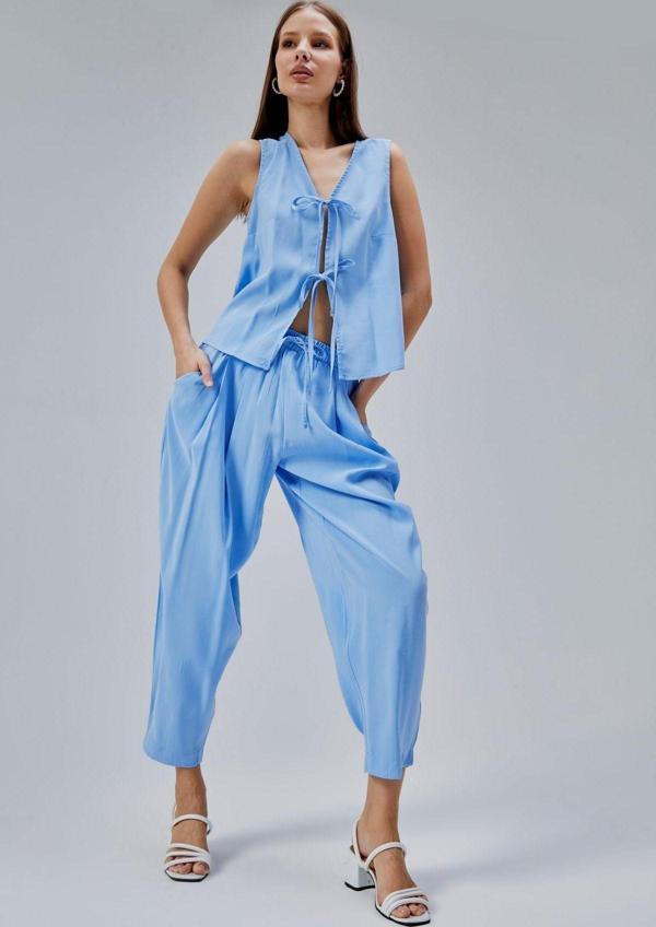 Bebe Mavisi V Yaka Fiyonk Detaylı Yelek-Pantolon Takım - Image 1