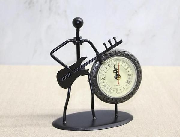 MDB Metal Saatli Gitar Çalan Müzisyen - Image 1