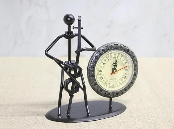 MDB Metal Saatli Keman Çalan Müzisyen - Image 1