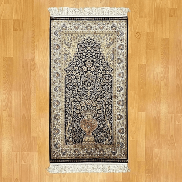 Mihrâb-ı Gülzâr Motifli 70x120 CM İpek Seccade Siyah - Image 1