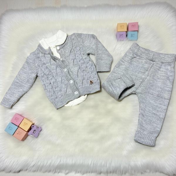 BEBE YAKA BODYLI ARMALI ÖRGÜ DETAYLI TRİKO ÜÇLÜ ALT ÜST TAKIM - ANG1414-Gri-3 - 6 Ay Gri - Image 1