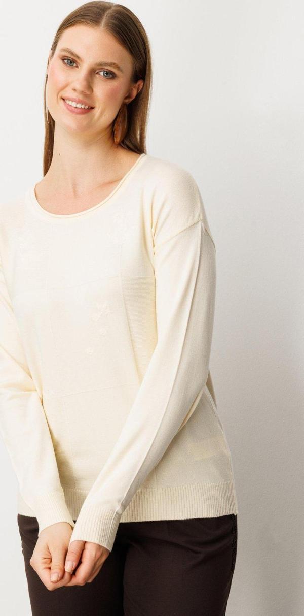 On Kadın Büyük Beden Çiçek İşlemeli Sıfır Yaka Triko Kazak 65359 Krem - Image 1