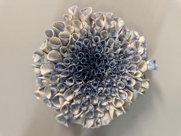 El Yapımı Seramik Duvar Çiçeği Mavi - Image 1