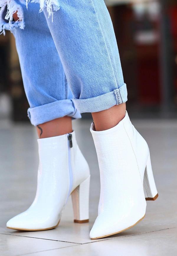 BİÇOMİ Loora Beyaz Rugan Desenli Topuklu Bot - Image 1