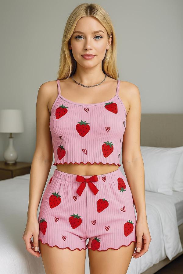 Bicomi Pamuklu Pembe Üstüne Çilek Desen Fitilli Askılı Şortlu Pijama Takımı - Image 1