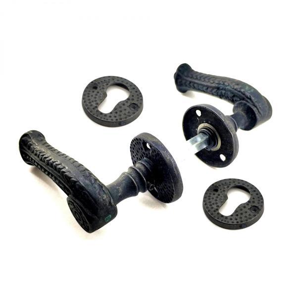 Antika Tarz Dekoratif Pirinç Rozetli Yale Oda Kapı Kolu - 49 Mm, Oksit - Image 1