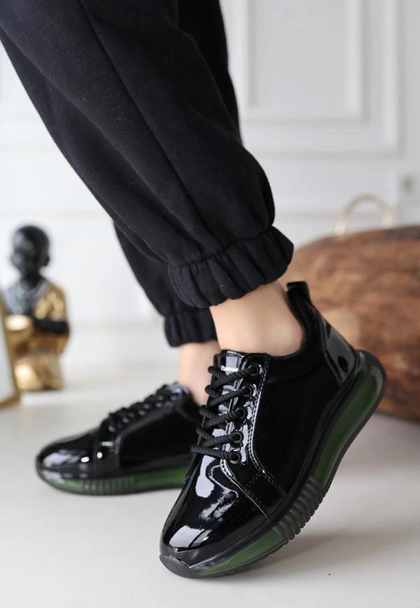 BİÇOMİ Piona Siyah Rugan Yeşil Tabanlı Spor Ayakkabı - Image 1